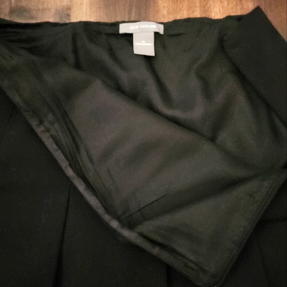 Knee length, lined, pleated skirt - Picture 2 of 3